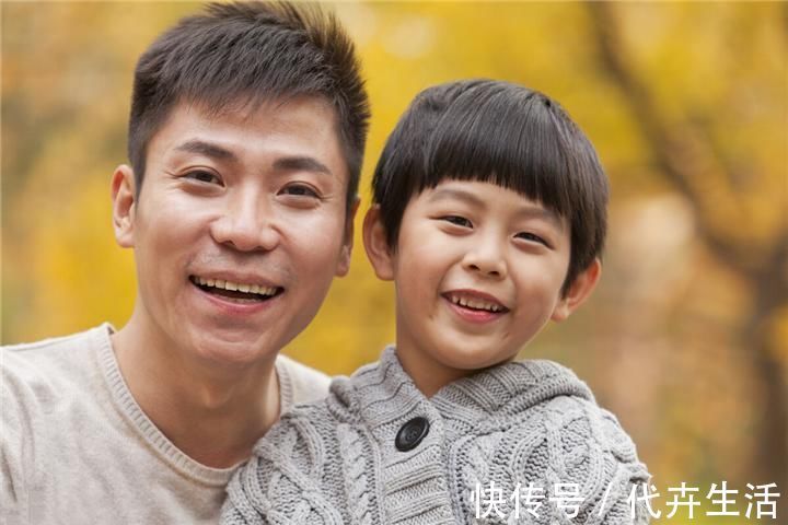 霸气|霸气萌娃在医院输液火了，背着手“视察工作”，领导范十足