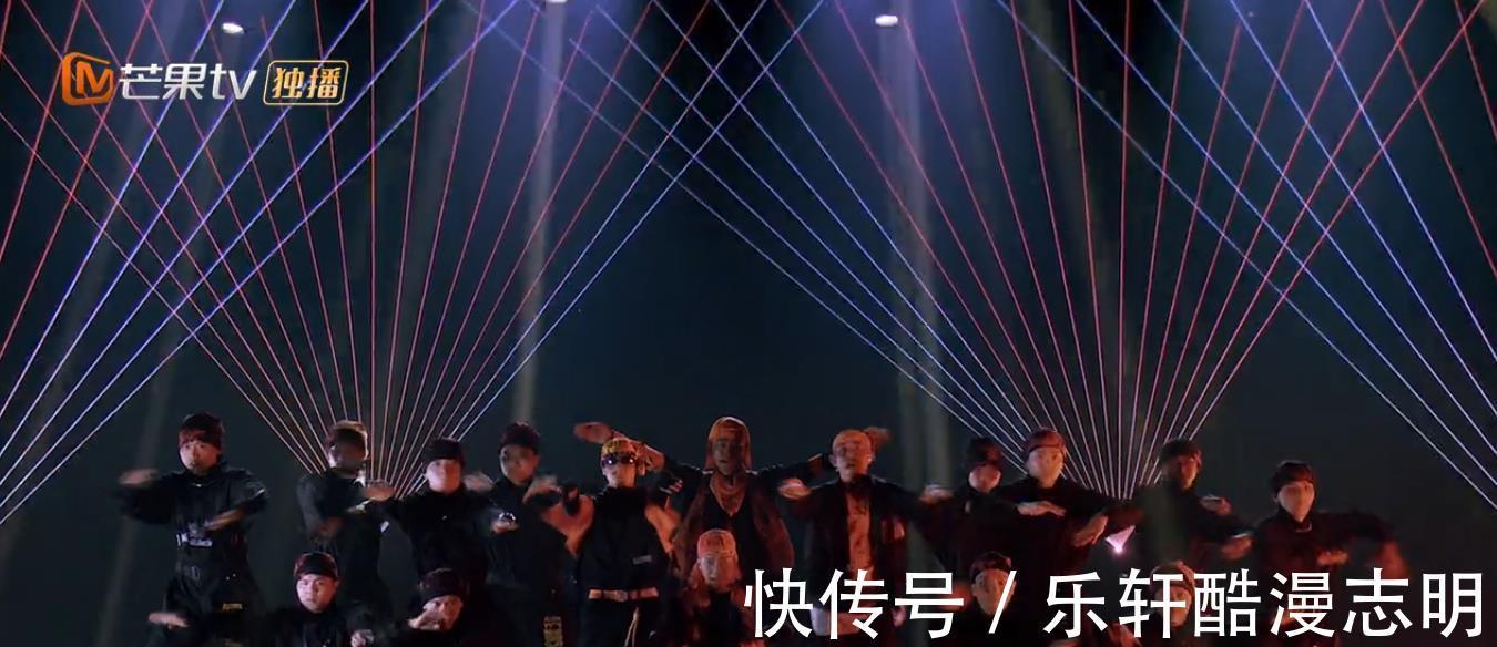 《披荆斩棘》陈小春化身摇滚老炮儿,游乐园表演舞台,惊喜连连!