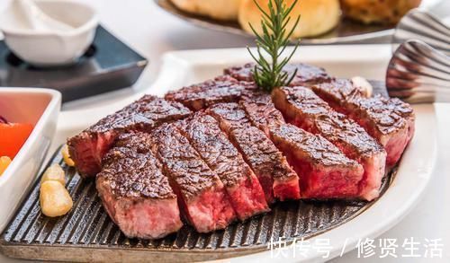 吃西餐点了全熟牛排,女友一直笑我土老帽,老板却问:你是同行?