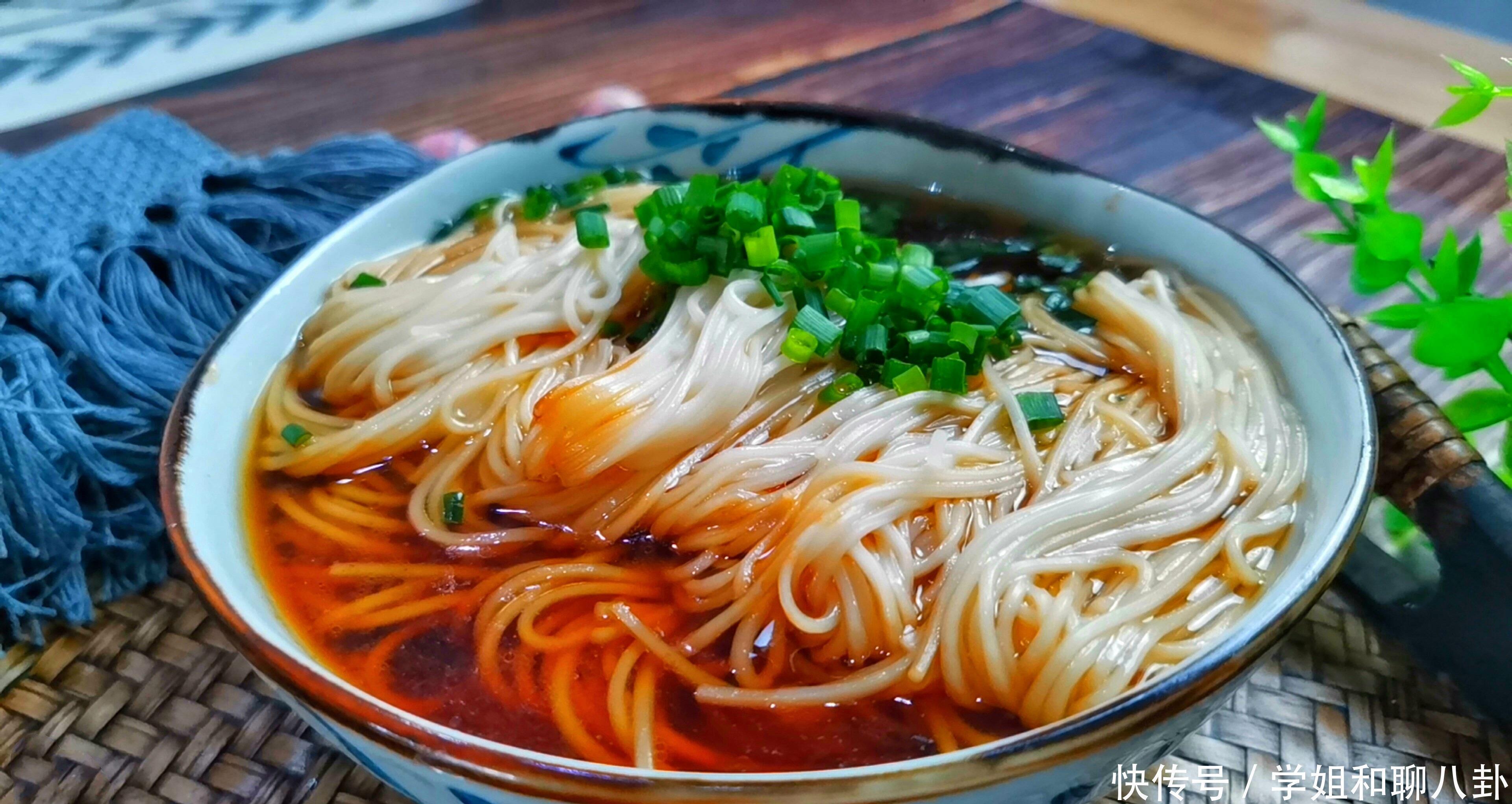 煮面条最忌水开下锅，面馆老师傅教你小窍门，2步煮出爽滑又筋道