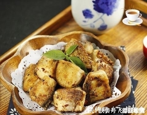 红烧|草鱼别红烧了，大厨教你一招“新吃法”，肉质鲜嫩还补钙，快收藏