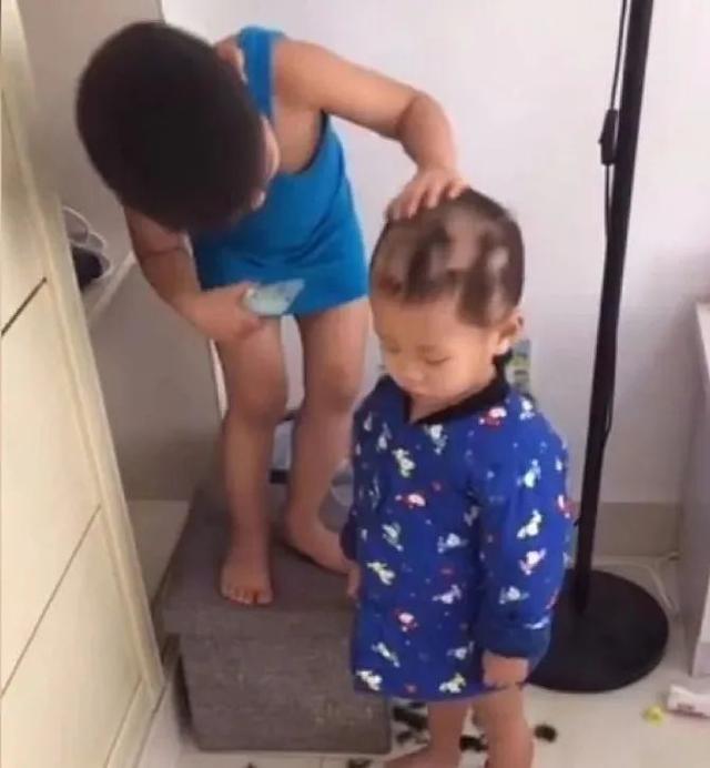 哥哥|哥哥给弟弟理发,时尚的“狗啃式”发型,宝妈哭笑不得