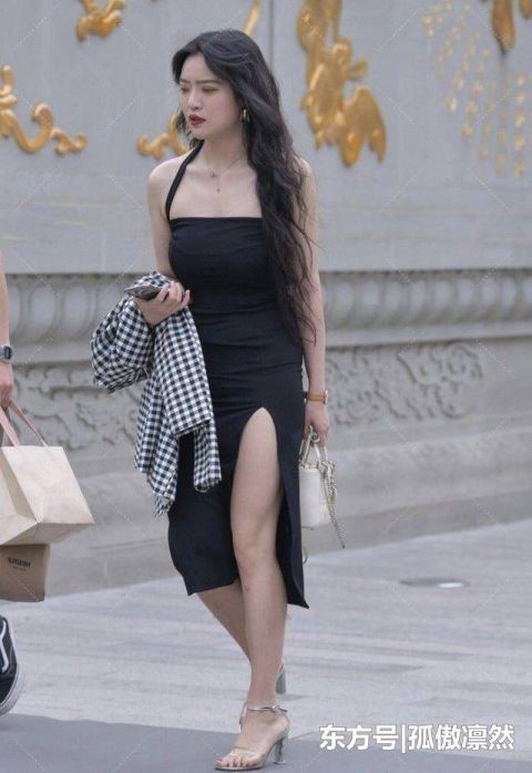 小姐姐黑色开叉裙搭配一个银色高跟鞋,展现非一般的身材