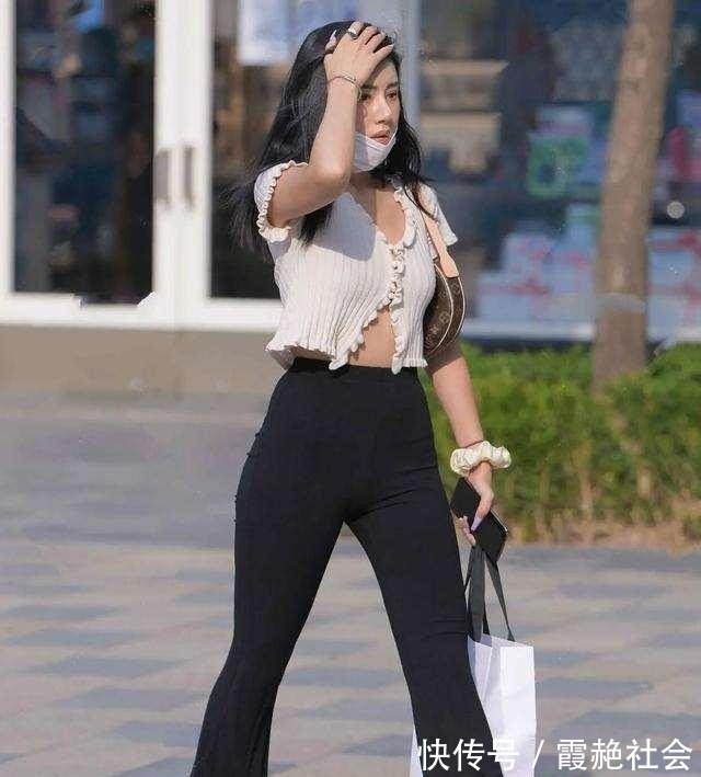 搭配 黑色心机短袖搭配深色高腰打底裤,清爽搭配,穿出高贵感觉!