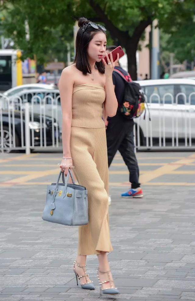 双腿|小姐姐身穿衬衫裙,让她的双腿优雅地展示出来,简约又气质