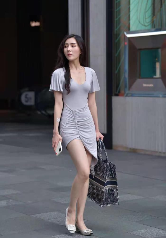都市丽人|路人街拍，白色连衣裙搭配黑色高跟鞋，性感又撩人