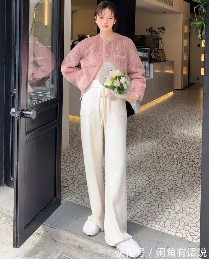 白裤子 不管是穿大衣还是羽绒服,今年流行搭配“白裤子”,时髦又高级感