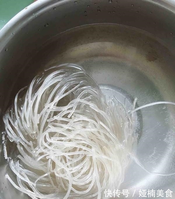 毛菜|白菜炖粉条，究竟先放粉条还是白菜？这么做简单又美味！