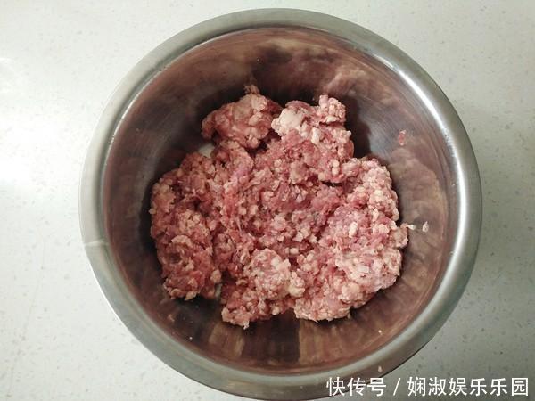 饺子里加什么最香？很多人都不知道，教你1招，保证鲜香多汁