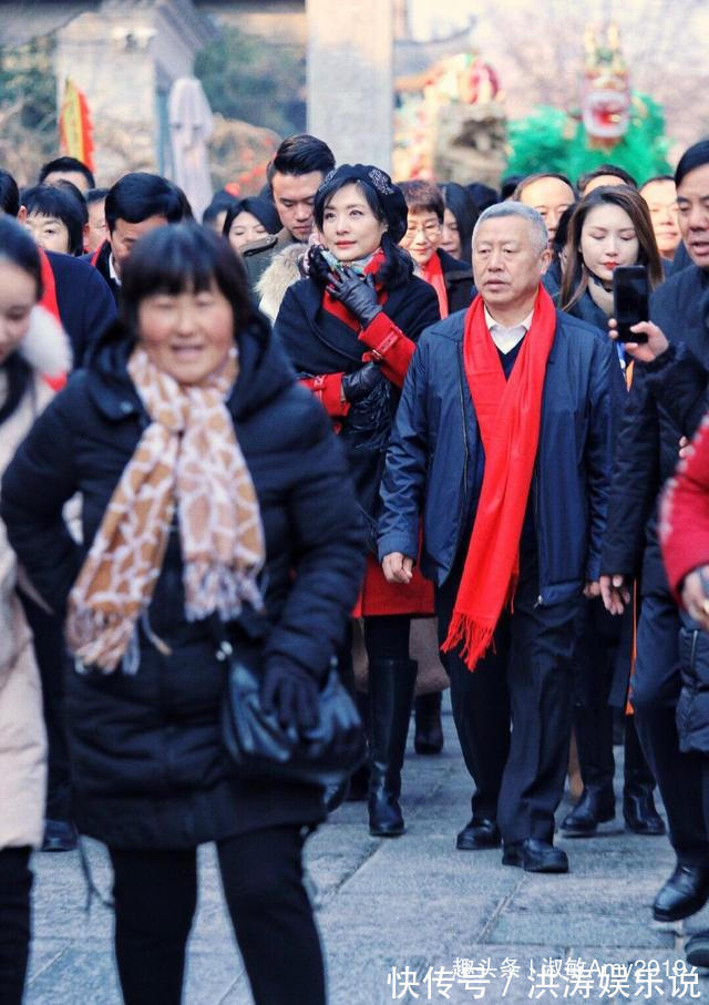 搭配|51岁周涛也戴贝雷帽红色大衣配长筒靴亮相，双马尾辫扮嫩太成功