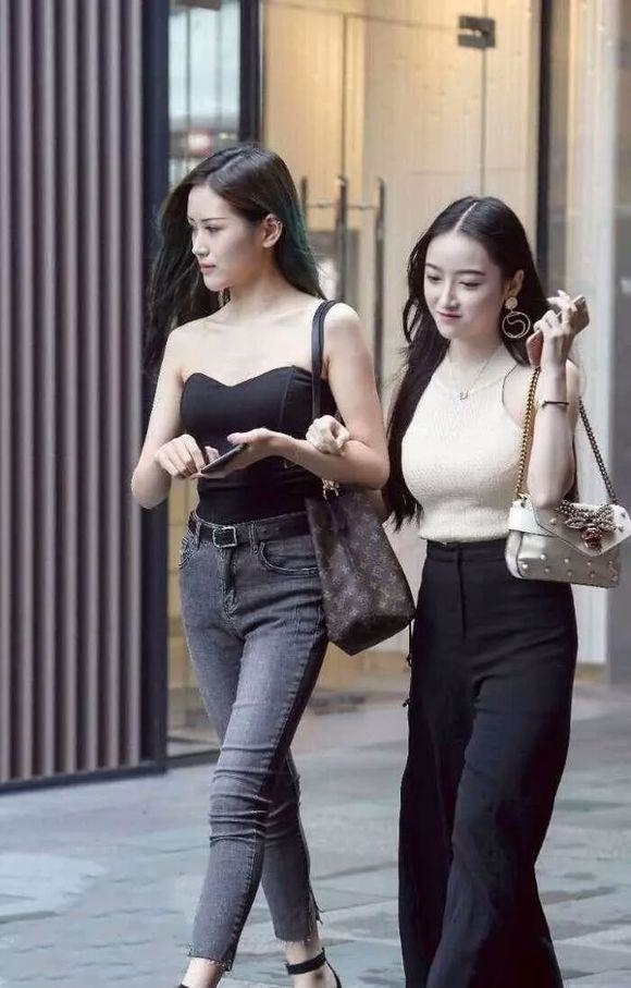 逛街|街拍:碰到两个小姐姐逛街!一个清纯一个性感,你喜欢哪一个!