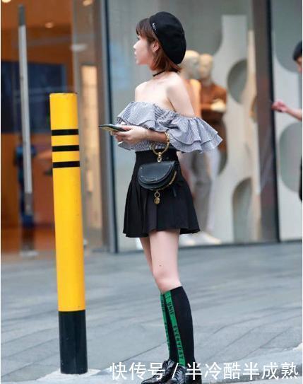 迷人|一字肩皱褶衫搭配黑色短裙,气质迷人,时髦又洋气