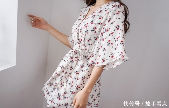 美女孙允珠,象牙凋白玫瑰小花连衣裙,尽显女神娇美贤惠聘婷秀雅