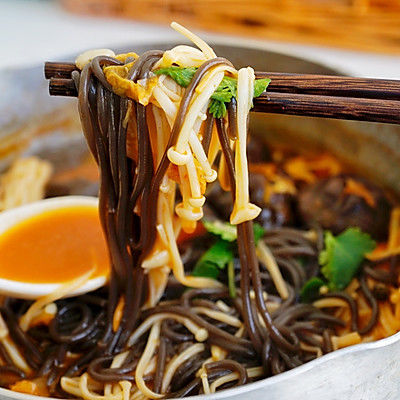 香辣鲜菇蕨根粉｜热气腾腾幸福感