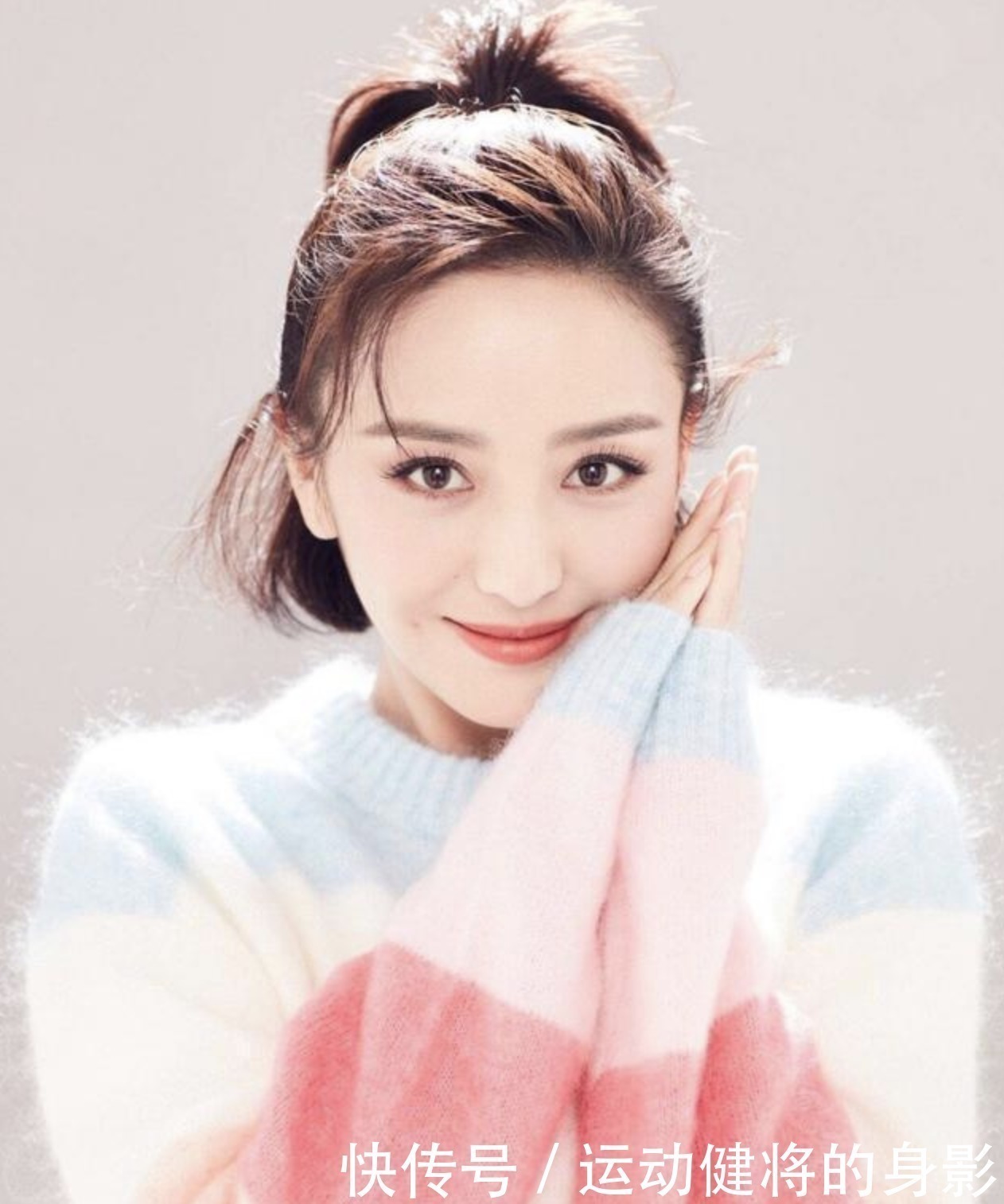 妆感|吉娜真是放开了!大方卸掉假睫毛,看到素颜真容,难怪妆感那么重