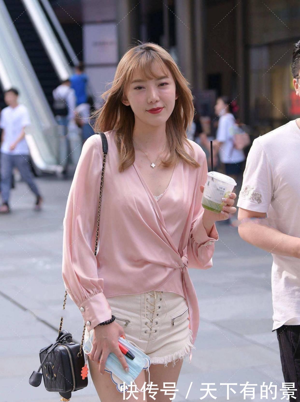 一臂之力|短裤怎么搭才好看?粉色丝质上衣可以助你一臂之力,甜美有气质