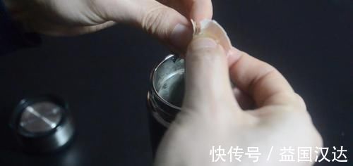 秘招|保温杯脏了不好洗?教你用一秘招,洗完就和新买的一样干净,很实用