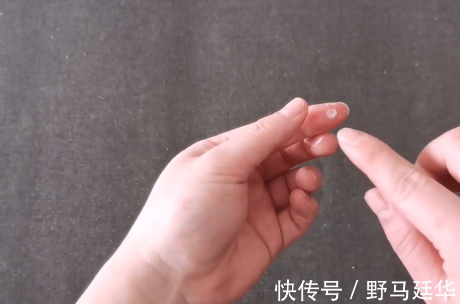 手指被502胶水粘住不用急，教你一招，只需这样做胶水自动融化