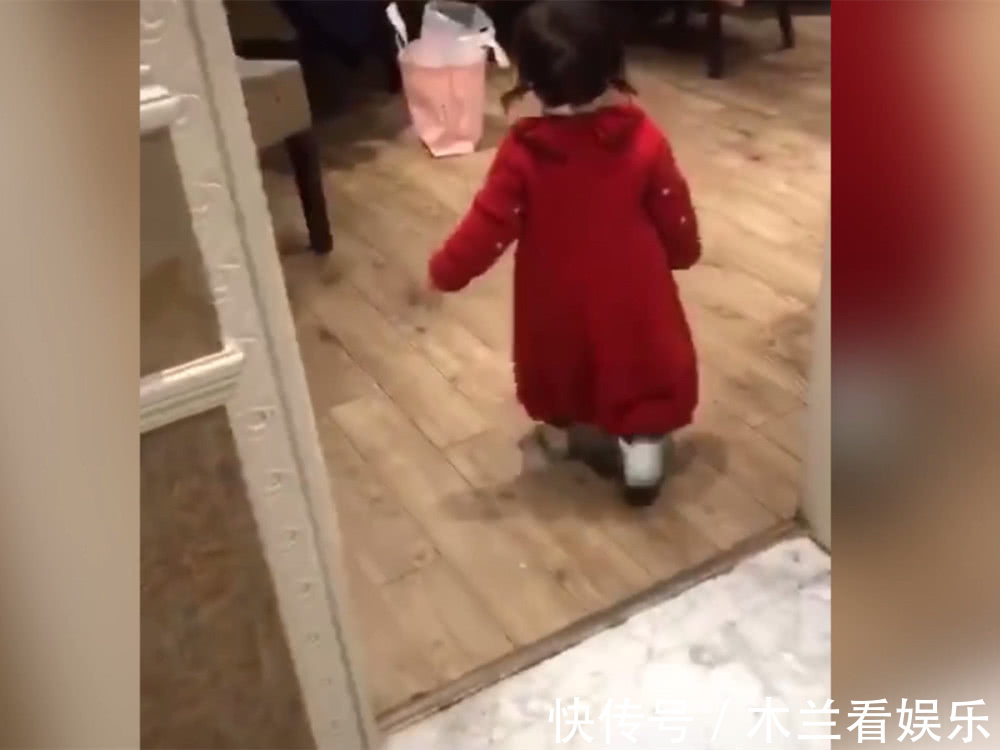小辫辫|宝宝天生“自来熟”,在饭店推开一个包房就进去,妈妈不淡定了