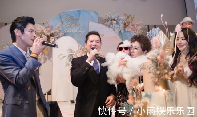 贵气|向太新年也换发型,烫“泡面头”配圆脸显贵气,阔太太也是洋气人