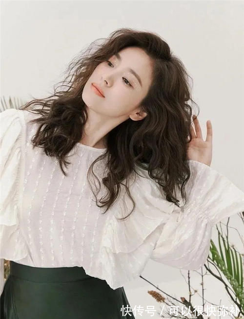 卷发|40岁女人头发不要剪太短,今年流行这3款发型,好看减龄又显气质