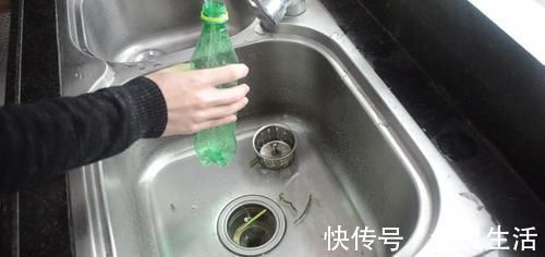 洗碗池|今天才知道,洗碗池上放个塑料瓶,有一个隐藏实用功能,太实用了