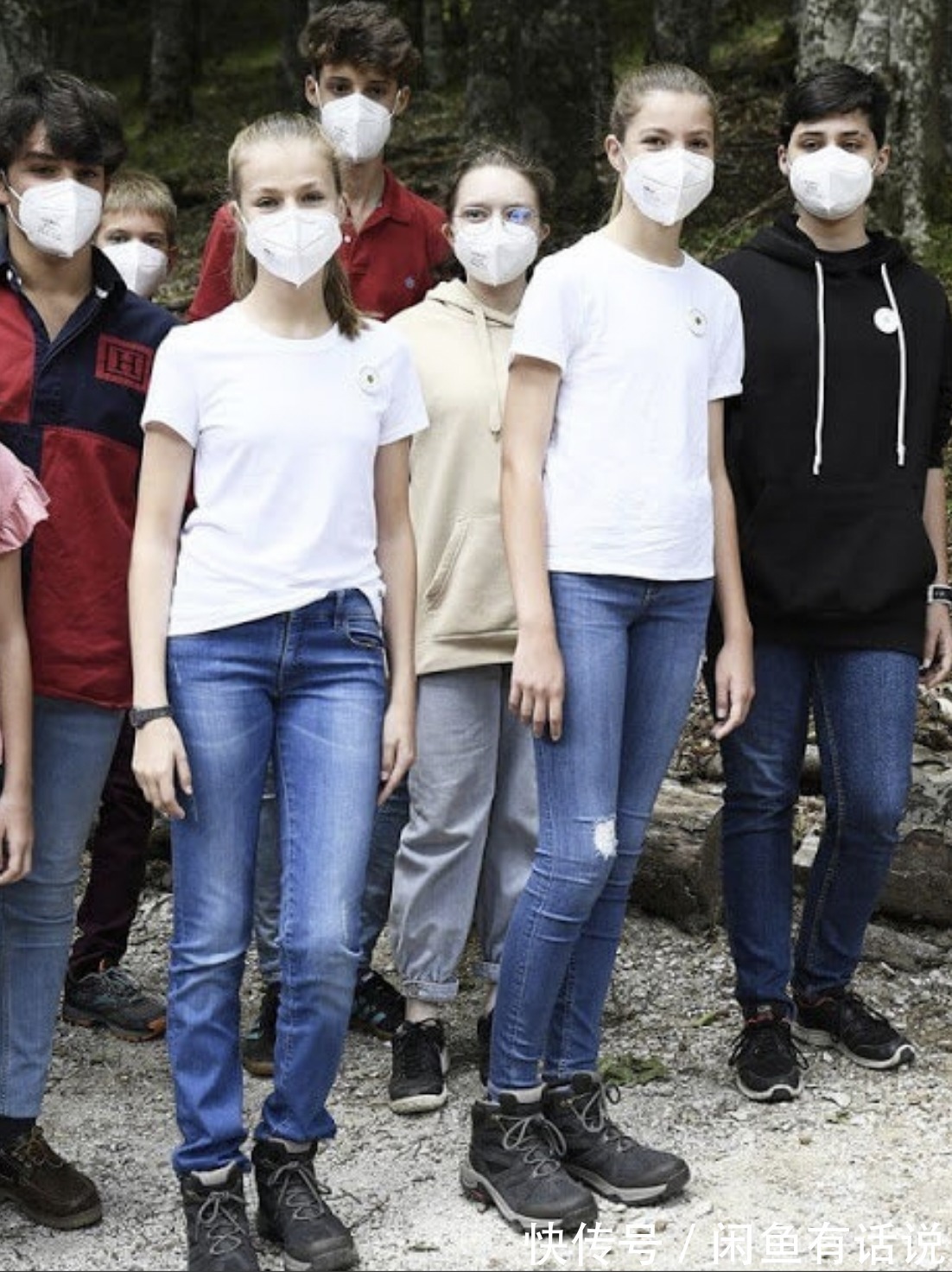 长腿|西班牙公主罕见穿基础款,白T+牛仔裤像邻家女孩,妹妹长腿真抢镜