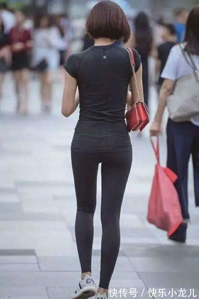 裹脚布 灰色性感上衣搭配灰色经典短裤，想要穿好，首先就要选对颜色