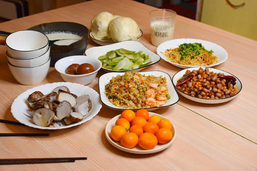 蟹姐|70多岁老妈做的周末早餐，满满摆了一桌，网友：真是亲妈