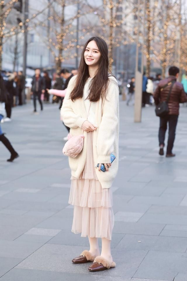 素人街拍性感端庄的小姑娘,可以用沉鱼落雁形容