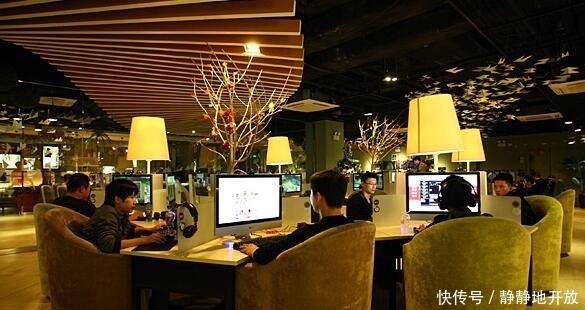 网吧|网吧老板为何不赶走“蹭睡”的人?并非好心,内行人道出“猫腻”