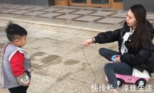 爸爸|爸爸带娃已经成历史,小姨带娃才让人爆笑,网友:大孩带小孩