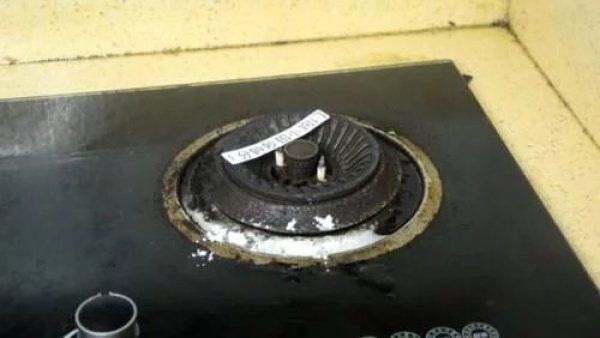 往燃气灶上倒点白醋,解决家家户户都有的一大烦恼,学会受用终生