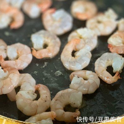 虾仁|快手早餐——虾仁滑蛋芝士饼