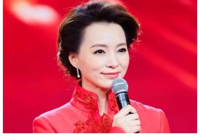 董卿|央视一姐董卿，为何连续四年缺席春晚，背后的真相原因是什么？