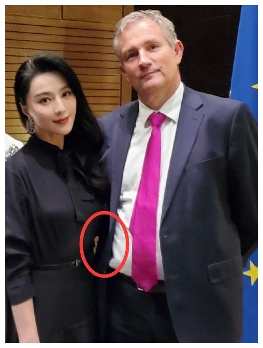 范冰冰出席高级晚宴,与老外搂腰合影大受欢迎,国际社交圈真强大