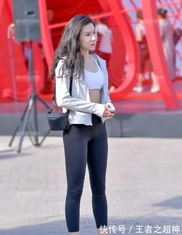 职场 穿“无痕”瑜伽裤的美女,造型风格娴静又好看,衬托精致!