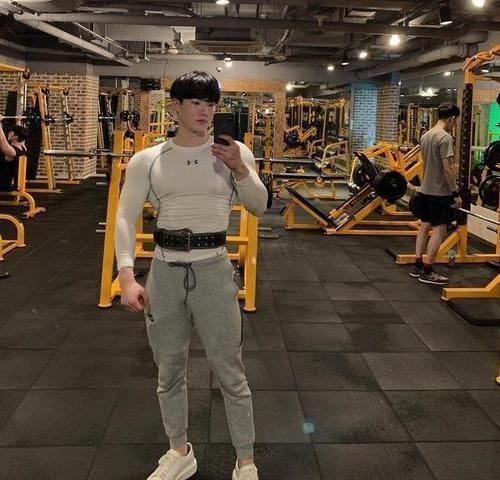 肌肉|肌肉男模长得好有型，胸肌和臂肌很精壮，腹肌和人鱼线如刀刻