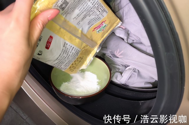 花露水|洗床单时,在洗衣机里加一碗“水”,多脏的床单都能洗得干净如新