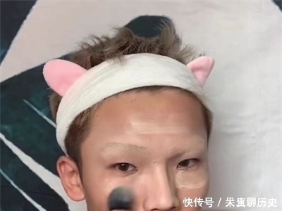 仿妆 小哥哥仿妆“波妞”走红,开头:来看看笑话,最后:有两个鼻子?