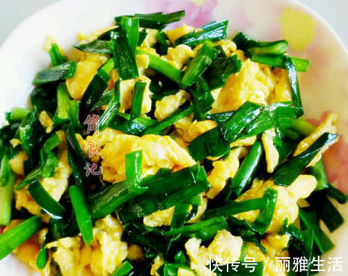 做韭菜炒鸡蛋时，万万别直接炒，多加这1步，韭菜更翠绿，不下水