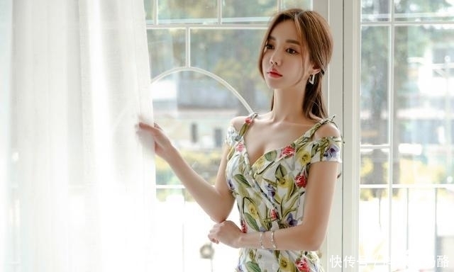 吸睛|时尚靓丽的紧身裙女神,高挑挺拔的身材,丰腴的身姿,十分吸睛