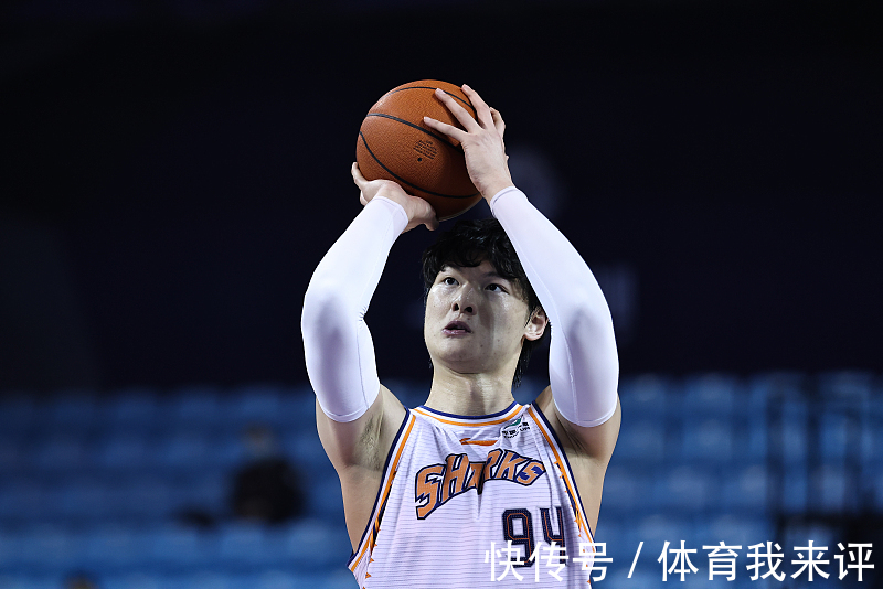 外线|27分钟狂轰18+7!关键时刻连得5分展现价值,成上海男篮重要一环