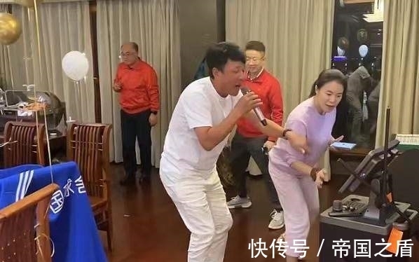 生日宴会|王楠43岁生日宴现场曝光，抱一双儿女亲热合影，老公献唱却受冷落