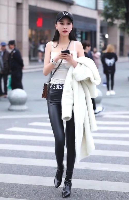 紧身裤|美女穿紧身裤出门秀腿,走在街上是一道靓丽的风景线