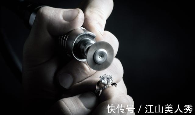 钻石 女生会选怎么选婚戒,1克拉莫桑钻还是0.1克拉的钻石!