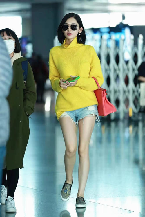 娜扎罕见私服亮相 穿米色针织衫走少女风“电杆腿”成焦点