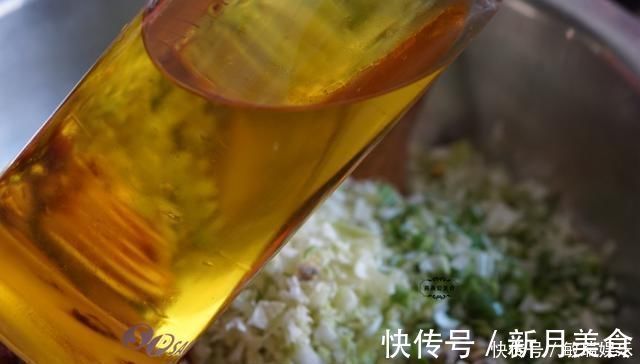 第一次用它来包饺子,超乎想象的好吃,皮薄大馅,个顶个的鲜