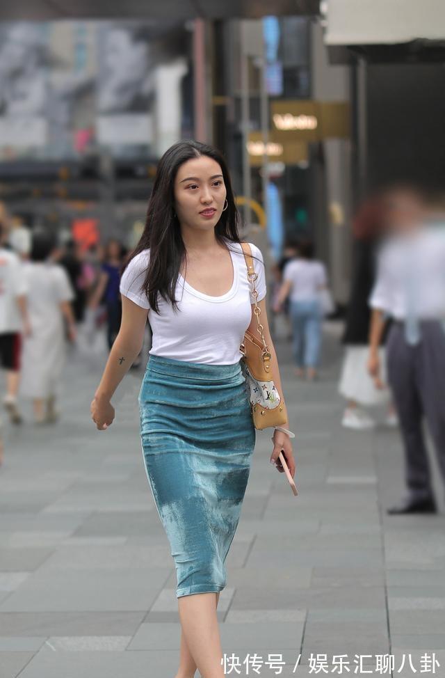 高跟鞋|成熟美女穿上一身蓝色礼服，总透着一种清新、淡雅的气质