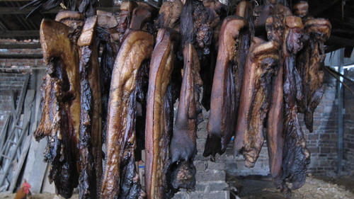 蒸腊肉不要直接上锅蒸，事前多加1个步骤，腊肉又香又入味还不咸